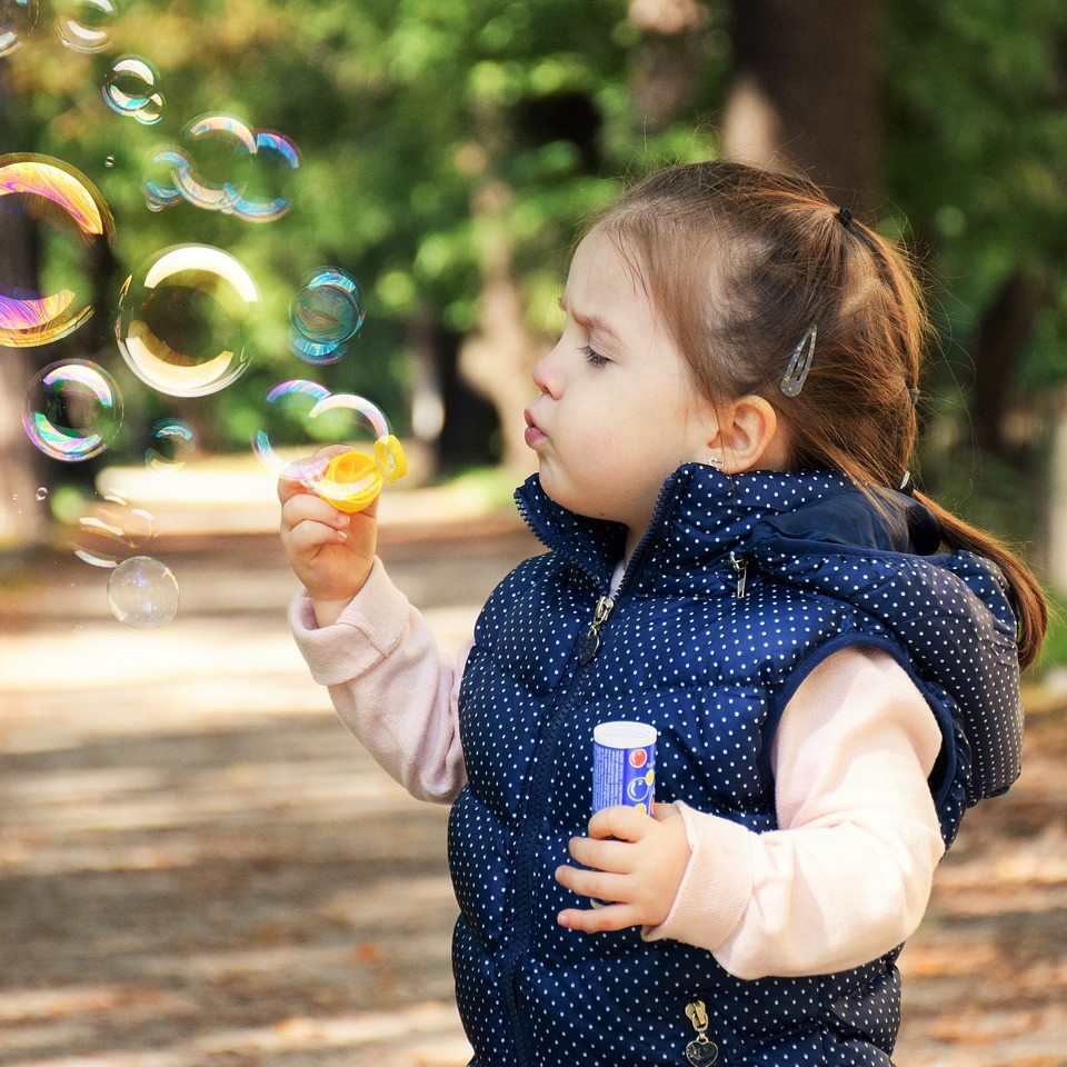 bambina con bolle di sapone