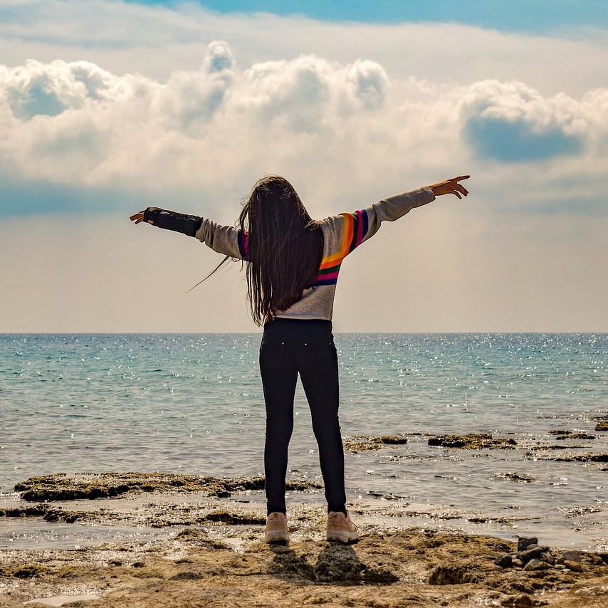 ragazza al mare